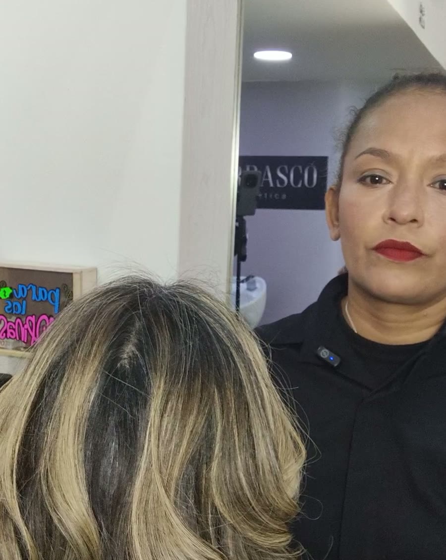 Estilista del salón trabajando