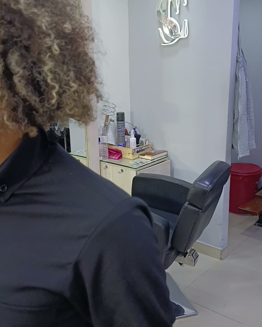 Cabello rizado trabajado en el salón
