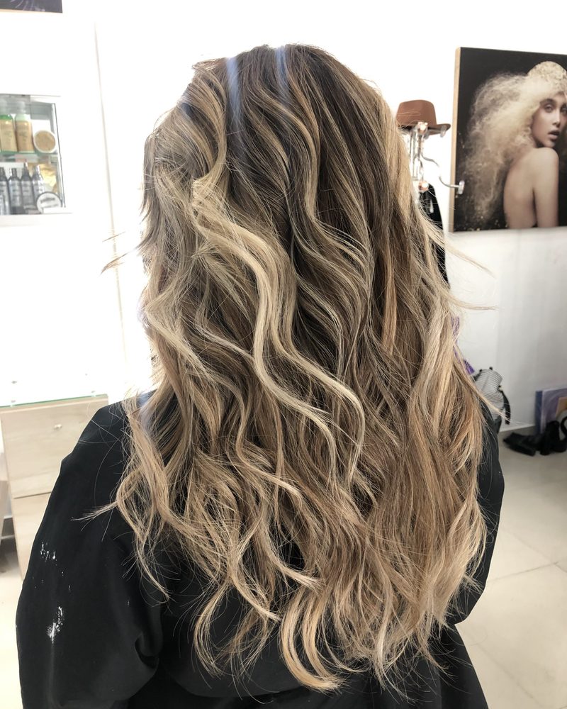 Balayage rubio sobre base castaña, vista de espalda