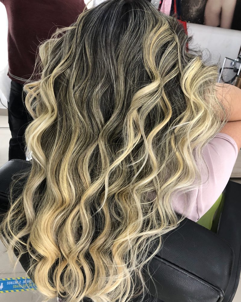 Mechas rubias sobre raíz oscura, vista de espalda