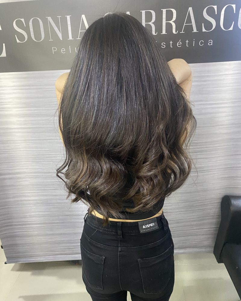 Castaño con ondas suaves, vista de espalda
