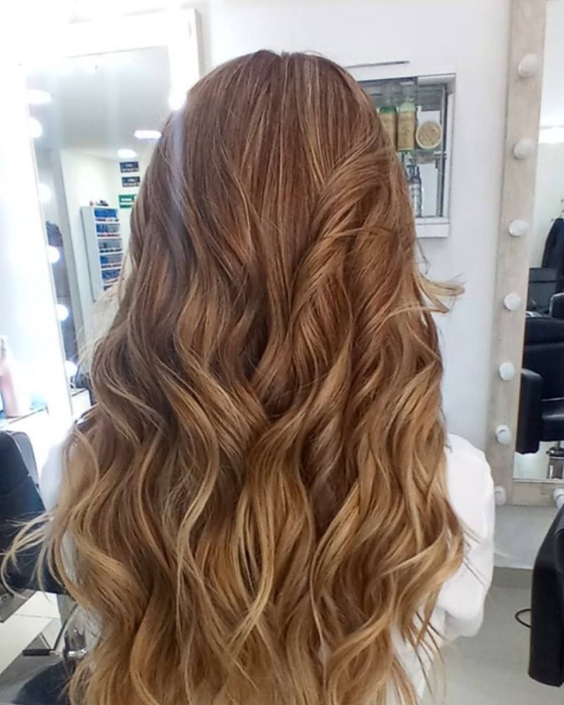 Cobrizo con ondas y largo trabajado, vista de espalda